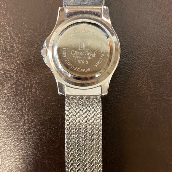 Elegant Silver Women's Watch - Picture 4 of 4